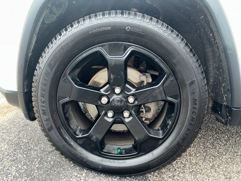 Used 2018 Jeep Grand Cherokee Laredo image 26