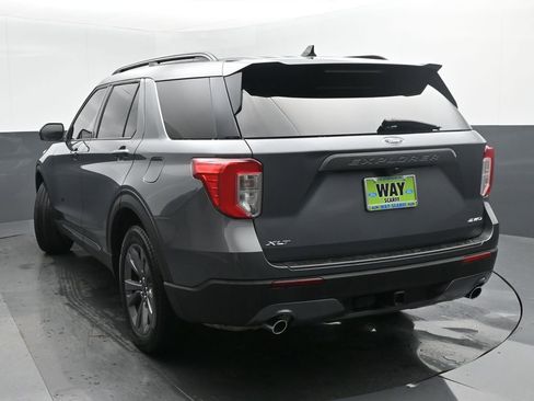 Used 2022 Ford Explorer XLT w/ Equipment Group 202A image 4