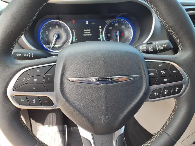 Used 2024 Chrysler Pacifica Touring-L FWD image 23