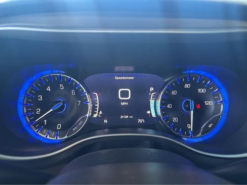 Used 2025 Chrysler Pacifica Select FWD image 3