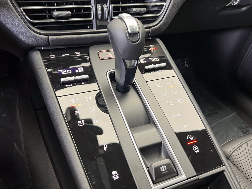 Used 2026 Porsche Macan AWD/4WD image 11