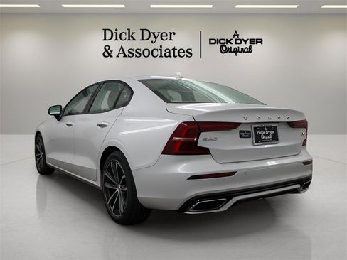 Certified 2022 Volvo S60 B5 Momentum w/ Premium Package image 4