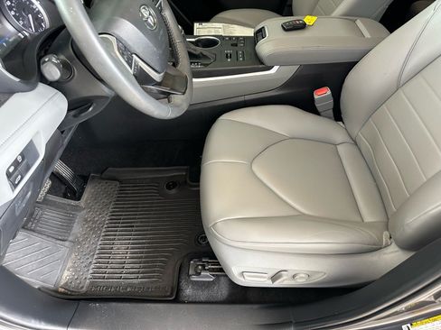 Used 2024 Toyota Highlander XLE AWD/4WD image 15