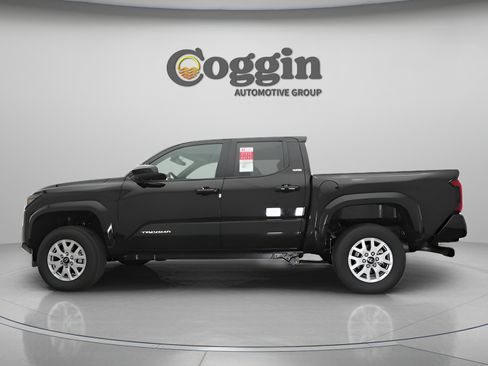 Used 2025 Toyota Tacoma SR5 AWD/4WD image 7