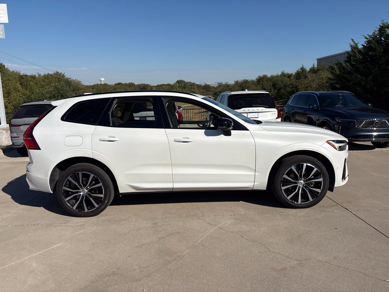 Used 2023 Volvo XC60 B5 Plus w/ Climate Package FWD image 4