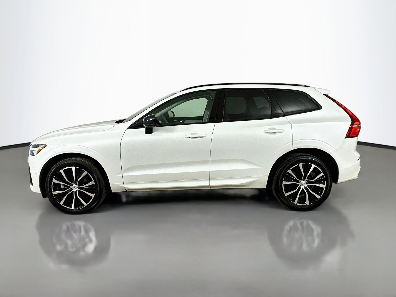 Certified 2024 Volvo XC60 B5 Plus w/ Climate Package AWD/4WD image 8