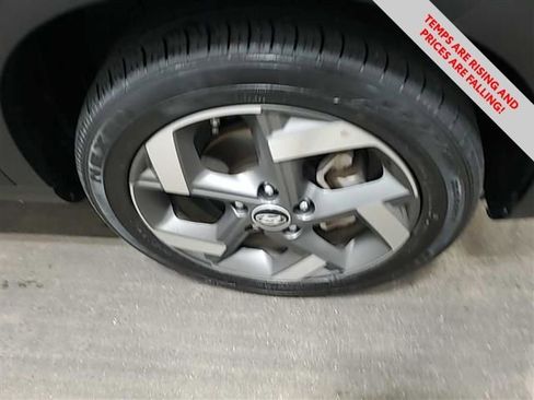 Used 2025 Hyundai Venue SEL image 20