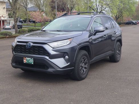 Used 2020 Toyota RAV4 XLE w/ Convenience Package image 1