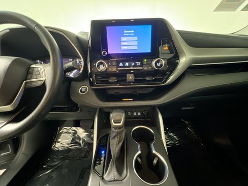 Used 2024 Toyota Highlander XLE FWD image 25