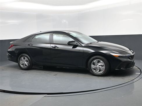 New 2026 Hyundai Elantra SE image 2