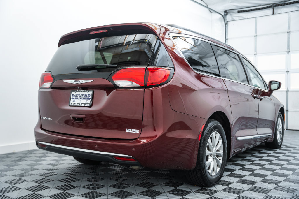 Used 2017 Chrysler Pacifica Touring-L FWD image 5