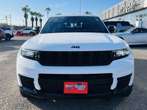 Used 2021 Jeep Grand Cherokee L Laredo image 2