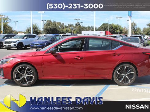 Used 2023 Nissan Altima 2.5 SR FWD image 2