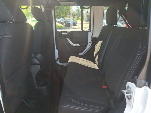 Used 2017 Jeep Wrangler Unlimited Sahara w/ Connectivity Group AWD/4WD image 10