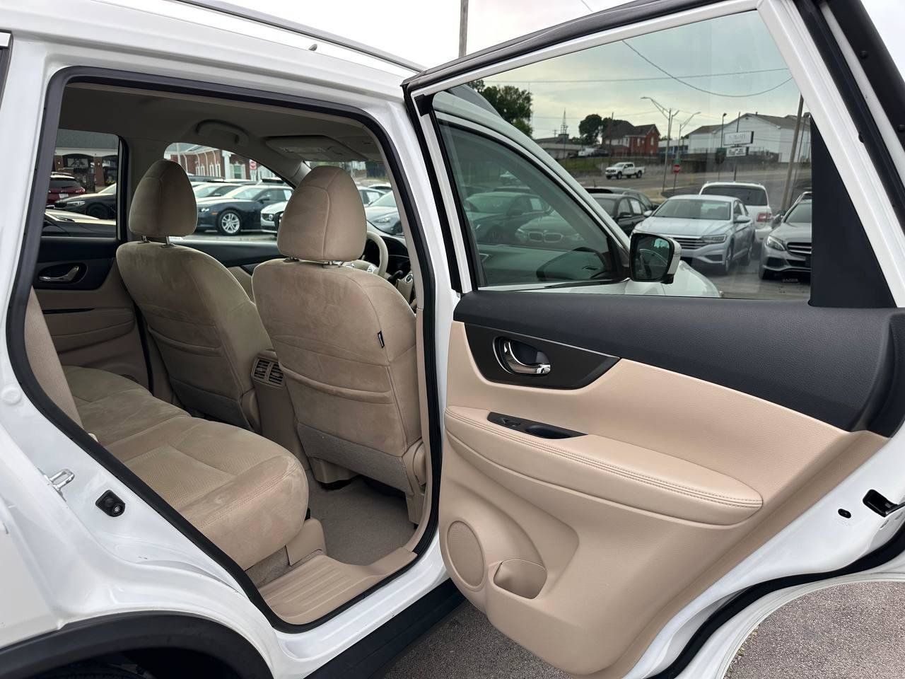 Used 2015 Nissan Rogue SV w/ SV Premium Package FWD image 30