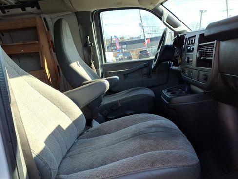Used 2019 Chevrolet Express 3500 Extended image 9