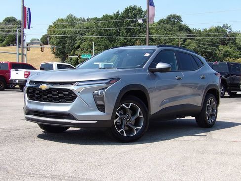 Used 2025 Chevrolet Trax LT FWD image 25