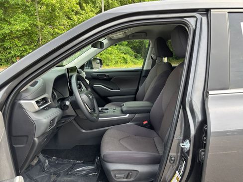 Used 2025 Toyota Highlander LE FWD image 27