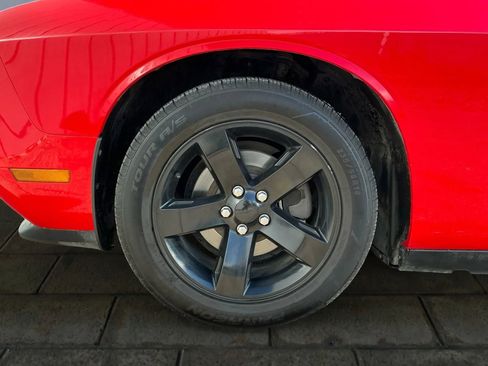 Used 2014 Dodge Challenger SXT image 20