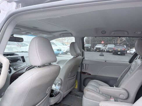Used 2014 Toyota Sienna XLE image 8