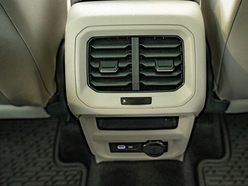 Used 2023 Volkswagen Tiguan SE w/ Panoramic Sunroof Package FWD image 43