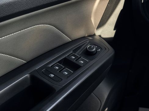 Used 2022 Volkswagen Atlas Cross Sport SE FWD image 18