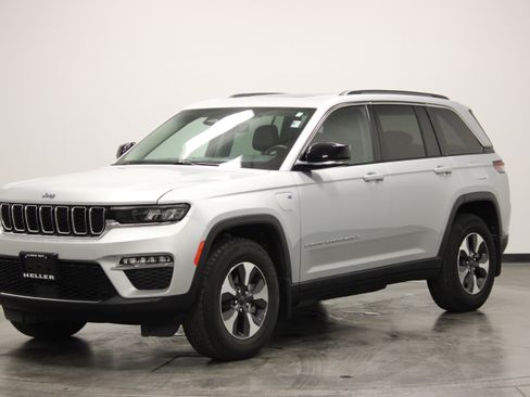 Used 2022 Jeep Grand Cherokee Limited 4xe w/ MOPAR Finishing Package AWD/4WD image 4