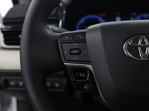 Used 2025 Toyota Camry XLE w/ Premium Plus Package image 17