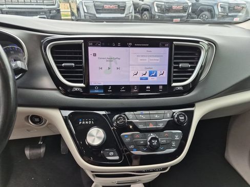 Used 2022 Chrysler Pacifica Touring-L FWD image 23