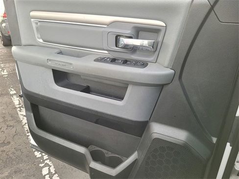 Used 2019 RAM 1500 Classic SLT w/ Luxury Group image 15