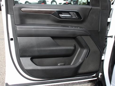 Used 2025 Chevrolet Suburban LS image 15