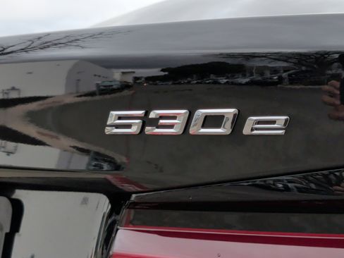 Certified 2023 BMW 530e w/ Premium Package image 11