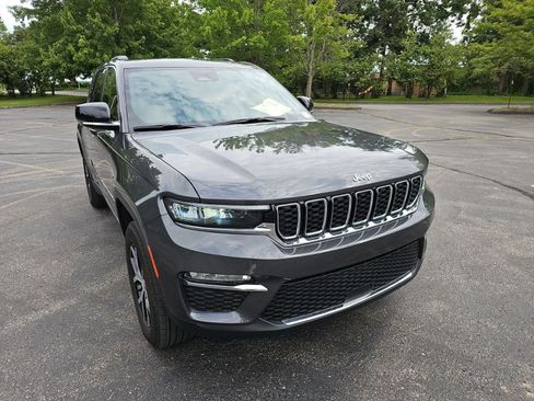 Used 2025 Jeep Grand Cherokee Limited AWD/4WD image 8