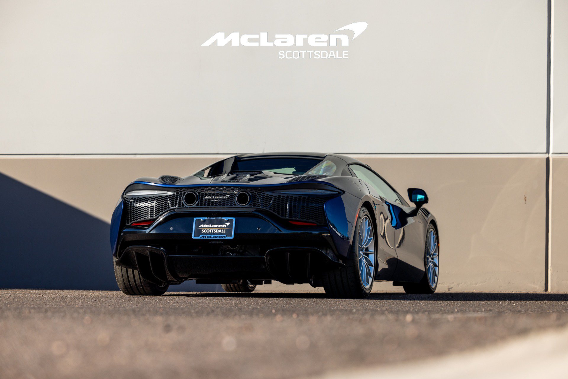 Used 2025 McLaren Artura Spider RWD image 9