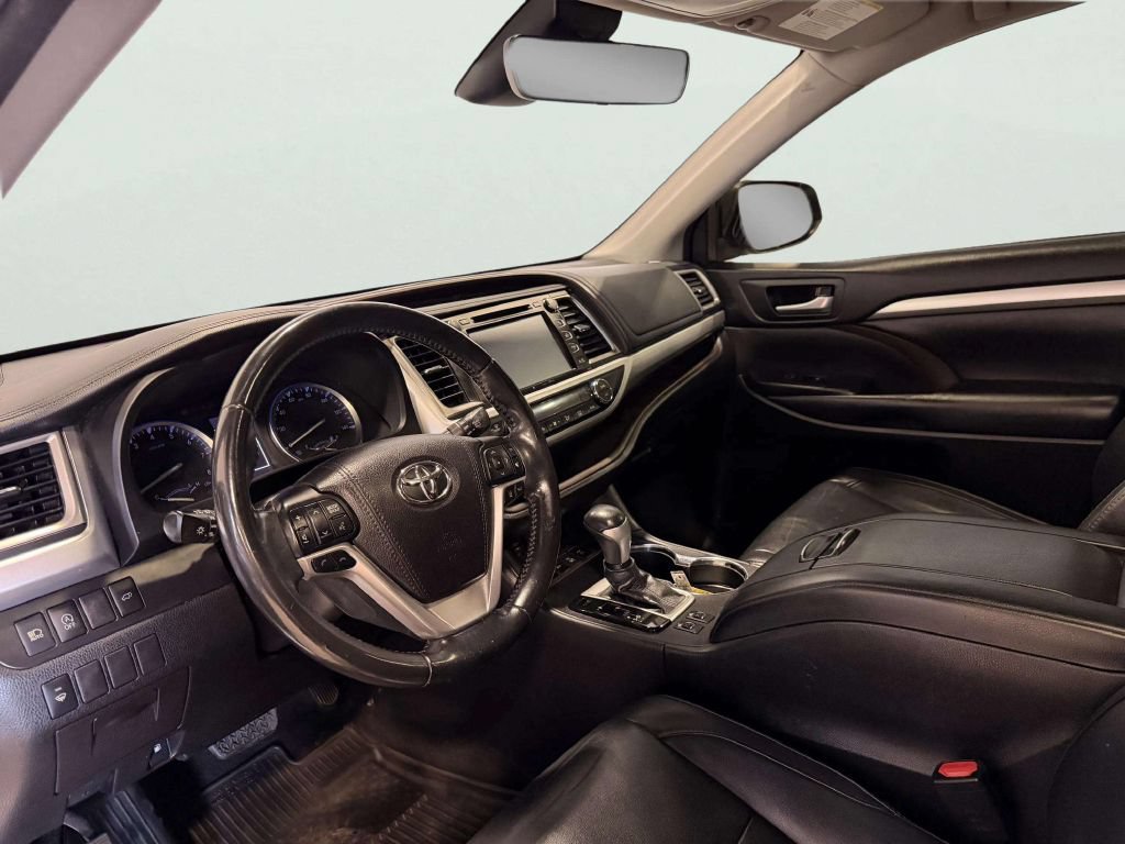 Used 2018 Toyota Highlander XLE w/ Protection Package #3 AWD/4WD image 14