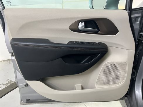 Used 2017 Chrysler Pacifica Touring-L image 28