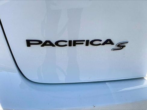 Used 2024 Chrysler Pacifica Limited FWD image 30