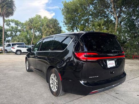 Used 2023 Chrysler Pacifica Touring-L FWD image 8
