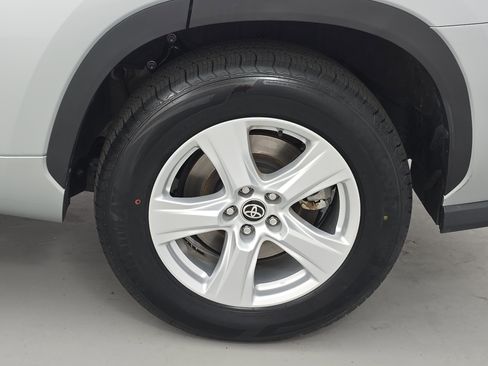 Used 2023 Toyota Highlander L image 33