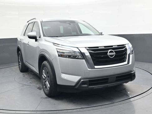 Used 2025 Nissan Pathfinder SV image 2