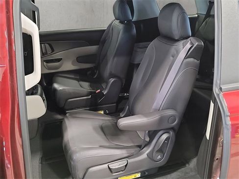 Used 2024 Kia Carnival LX image 19