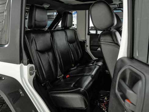 Used 2015 Jeep Wrangler Unlimited Rubicon w/ Connectivity Group AWD/4WD image 39