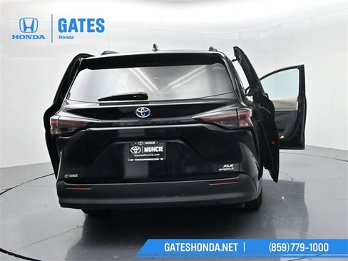 Used 2024 Toyota Sienna XLE image 60
