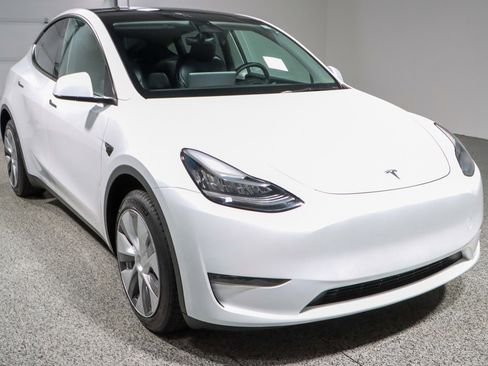 Used 2023 Tesla Model Y Long Range image 5