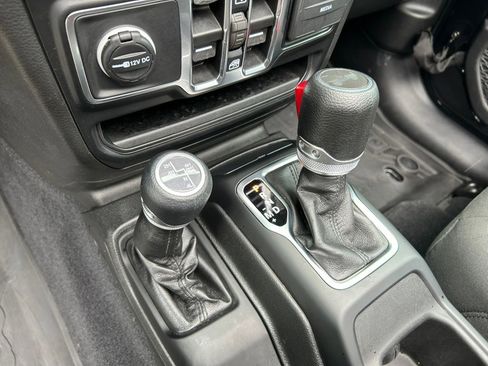 Used 2023 Jeep Wrangler Unlimited w/ Sun & Screen Package image 24