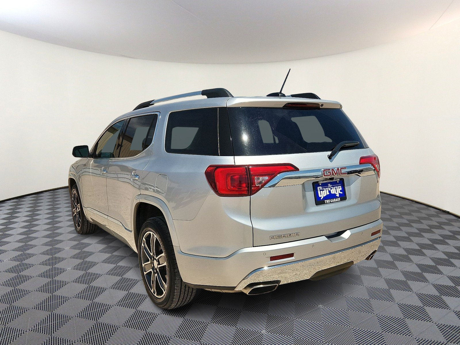 Used 2017 GMC Acadia Denali w/ Technology Package FWD image 3