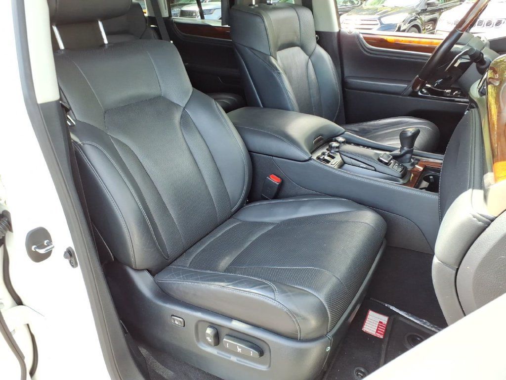 Used 2021 Lexus LX 570 4WD w/ Luxury Package image 13