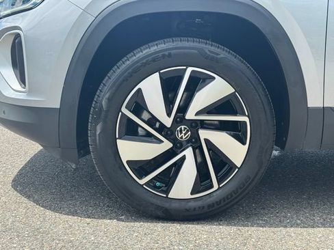 Used 2025 Volkswagen Atlas SE FWD image 12