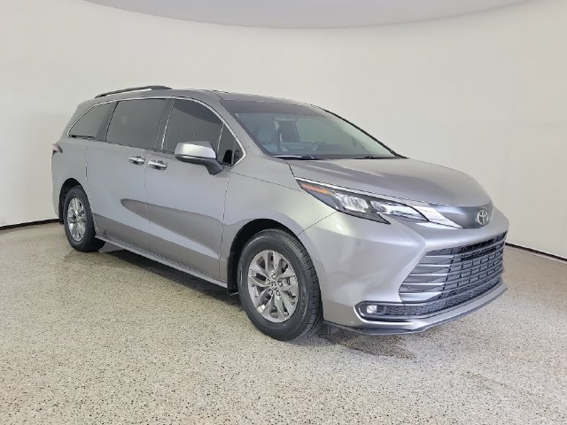 Used 2026 Toyota Sienna XLE FWD image 4