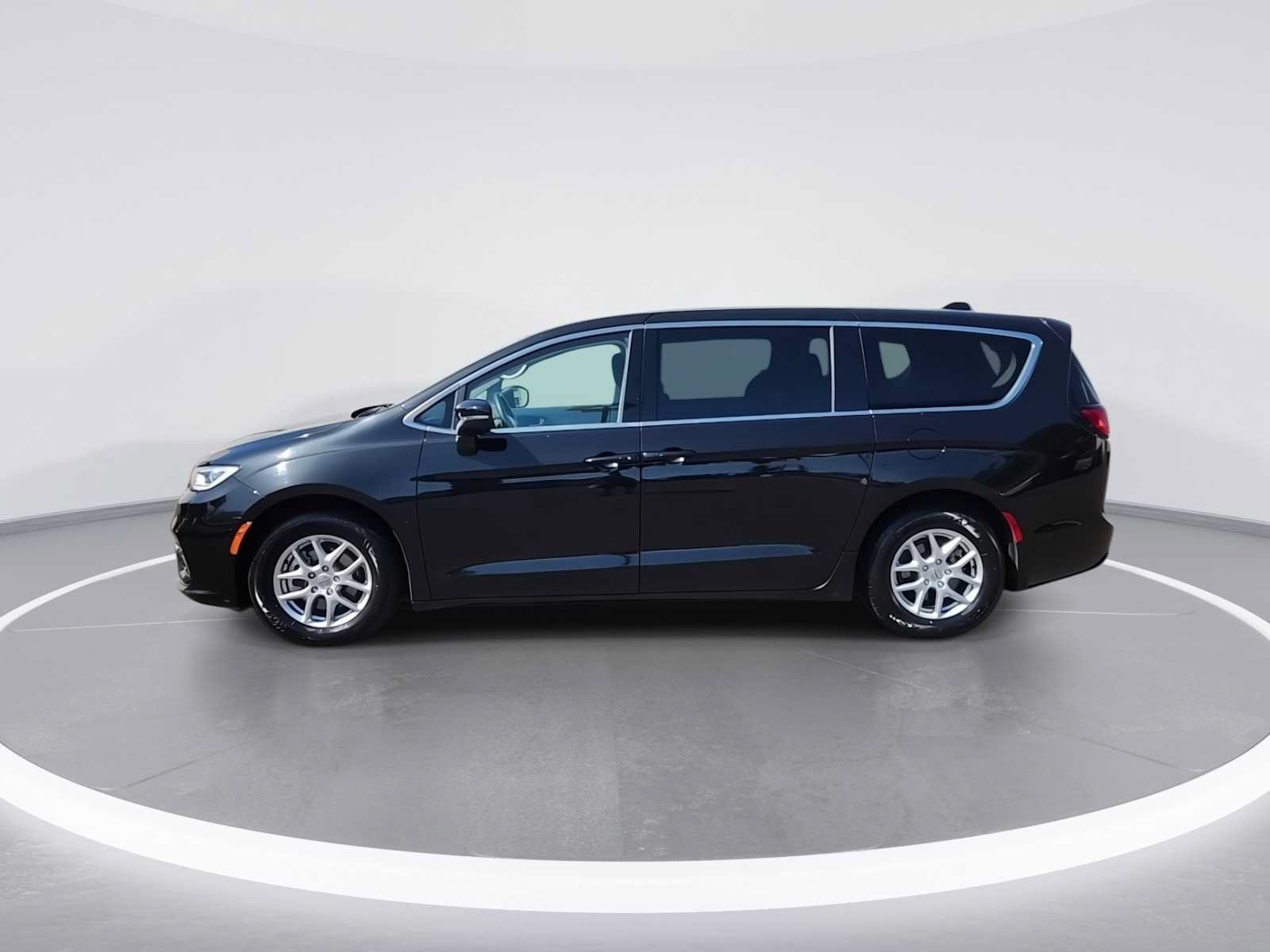 Used 2023 Chrysler Pacifica Touring-L FWD image 5